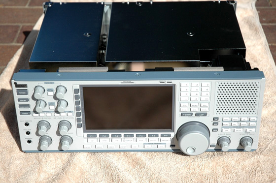 Fig.6: Front view (top cover removed, shields in place.) Photo: ZS6YI.