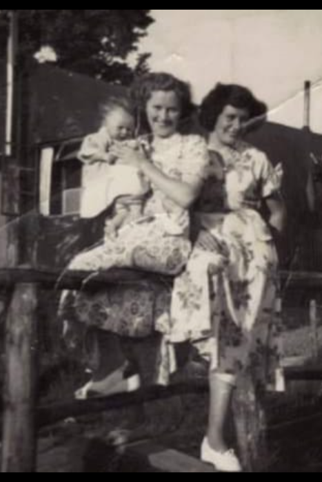 Lyn Giles Saunders with her mum and aunt